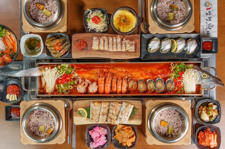 암행어사 1미터 통갈치조림+구이세트 — 긴 통갈치조림에 갈치구이·갈치회·솥밥·반찬을 함께 차린 한 상
