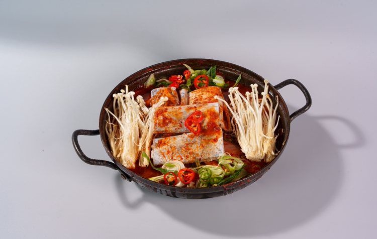순살은갈치조림 — 팽이버섯을 올린 붉은 양념의 갈치조림 냄비
