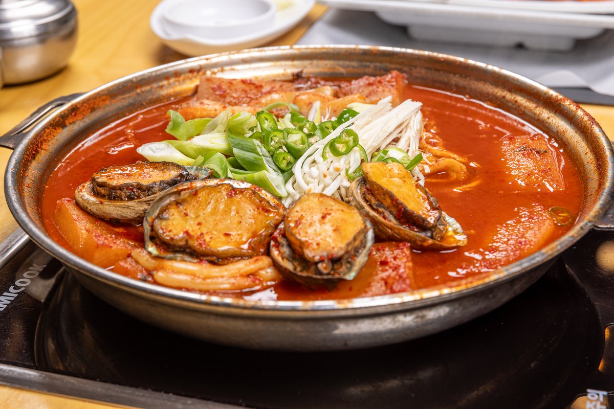 전복과 갈치를 넣고 붉은 양념에 끓인 갈치조림 냄비