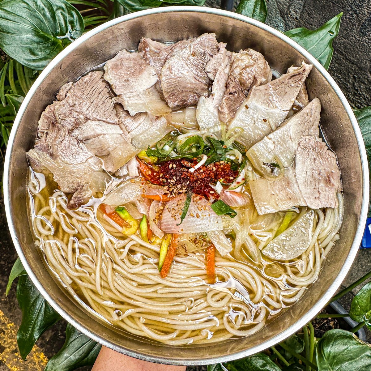 고기국수 — 돼지고기 수육을 듬뿍 올린 국수 한 그릇
