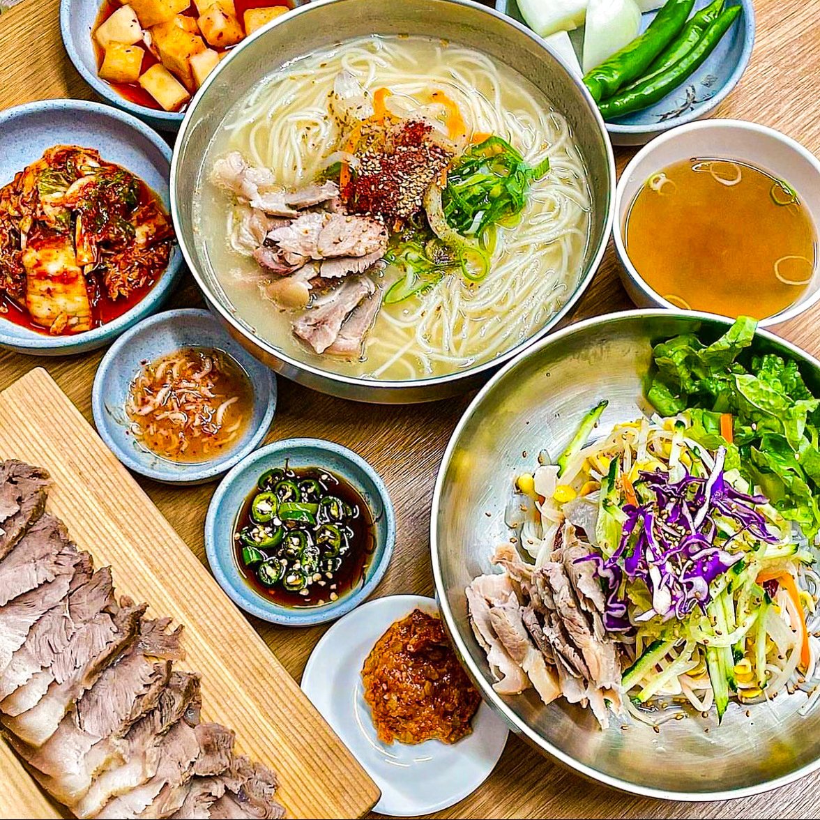 고기국수·비빔고국수와 돔베고기를 함께 차린 상