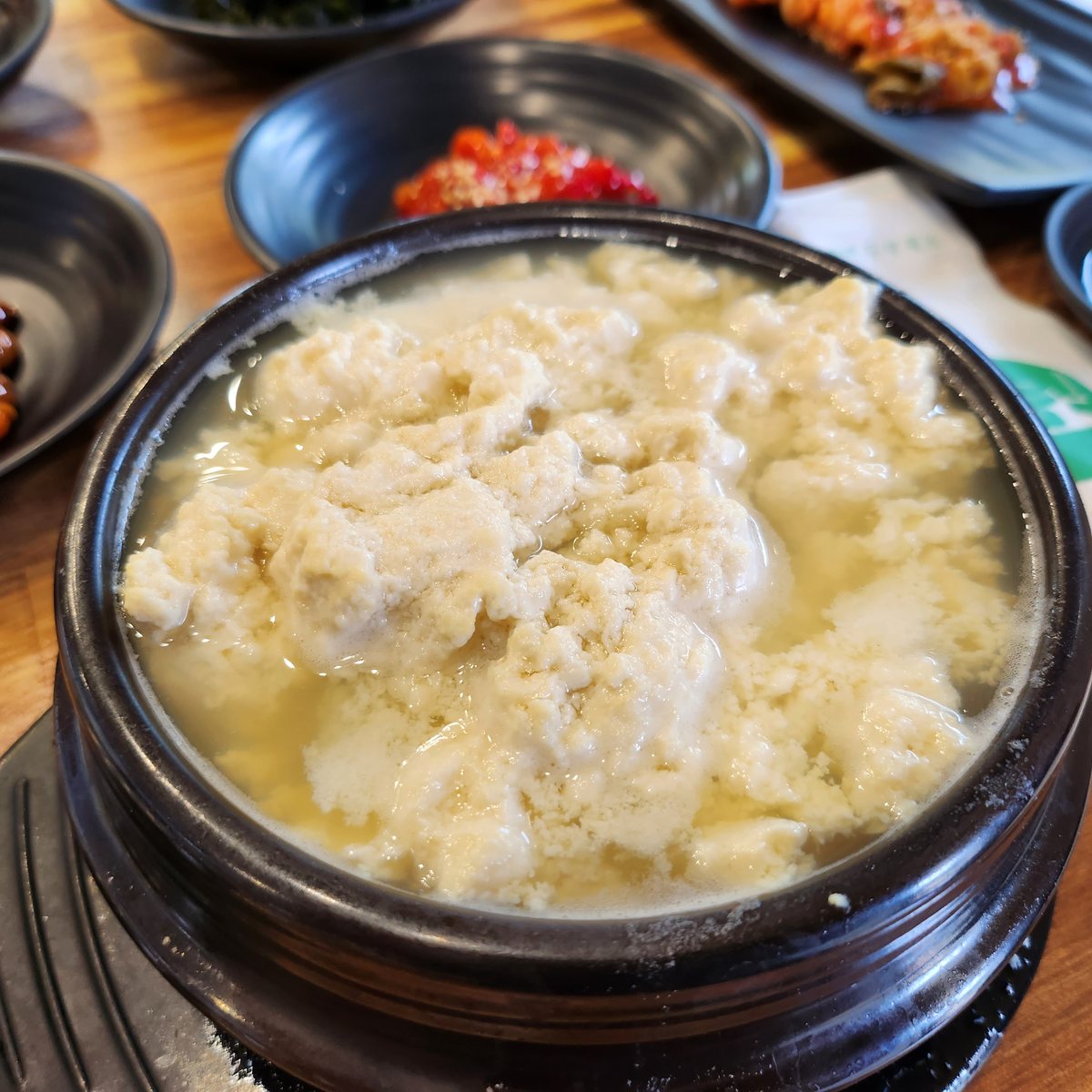 두리둠비 순두부 — 뚝배기에 담긴 하얀 순두부