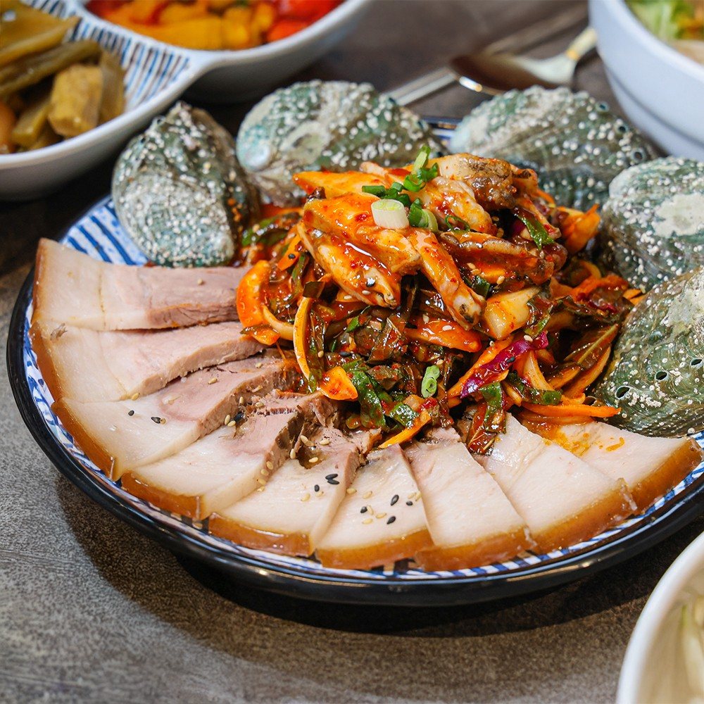 전복초무침+수육 — 매콤하게 무친 전복과 썬 수육을 한 접시에 담은 모습