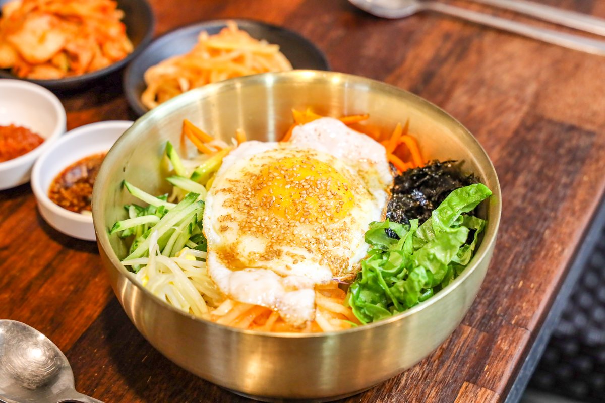 비빔밥 — 달걀프라이와 채소를 올린 놋그릇 비빔밥