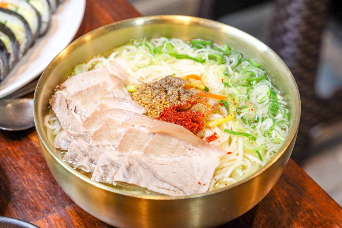 고기국수 — 놋그릇에 담아 돼지고기 수육과 쪽파를 올린 국수