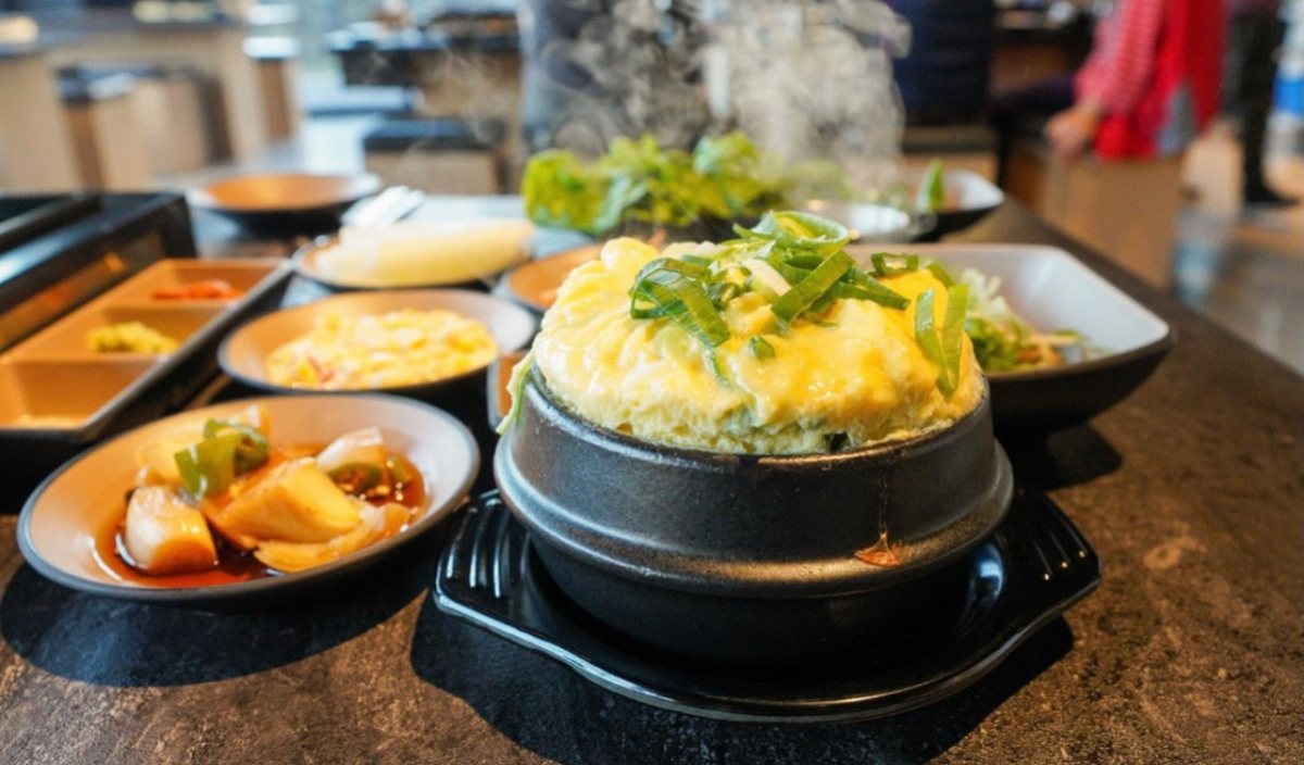 한라산 폭발 계란찜 — 뚝배기 위로 부풀어 오른 계란찜