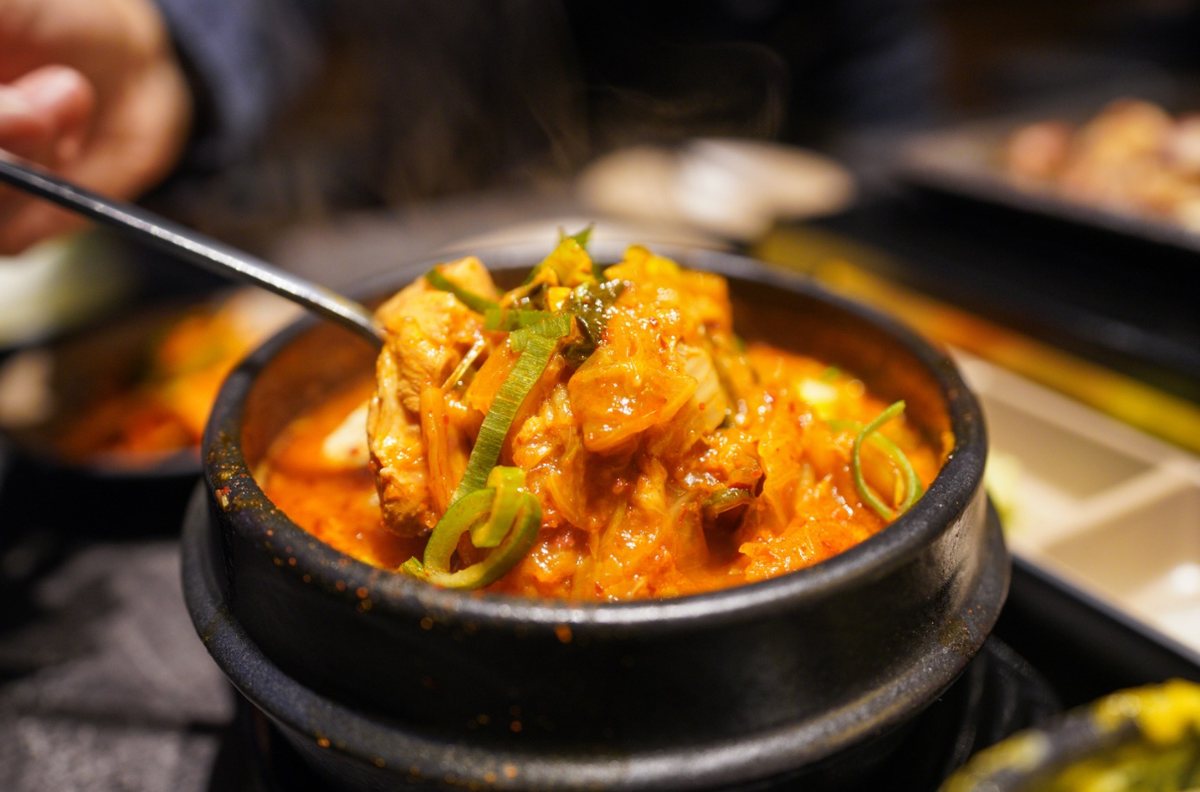 묵은지 흑돼지 김치찌개 — 뚝배기에 끓인 김치찌개
