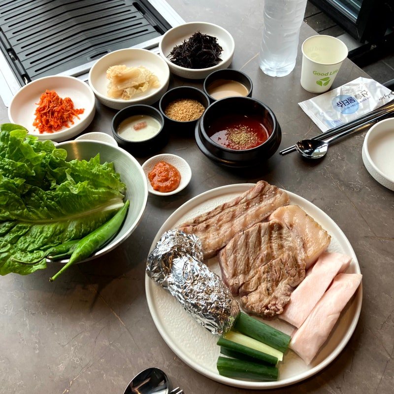 고도칸 미식 근고기 모듬 — 구운 흑돼지와 쌈 채소·반찬을 차린 상