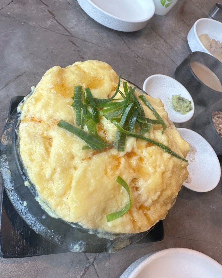 고도칸 한라산 계란찜 — 쪽파를 올려 크게 부풀린 계란찜