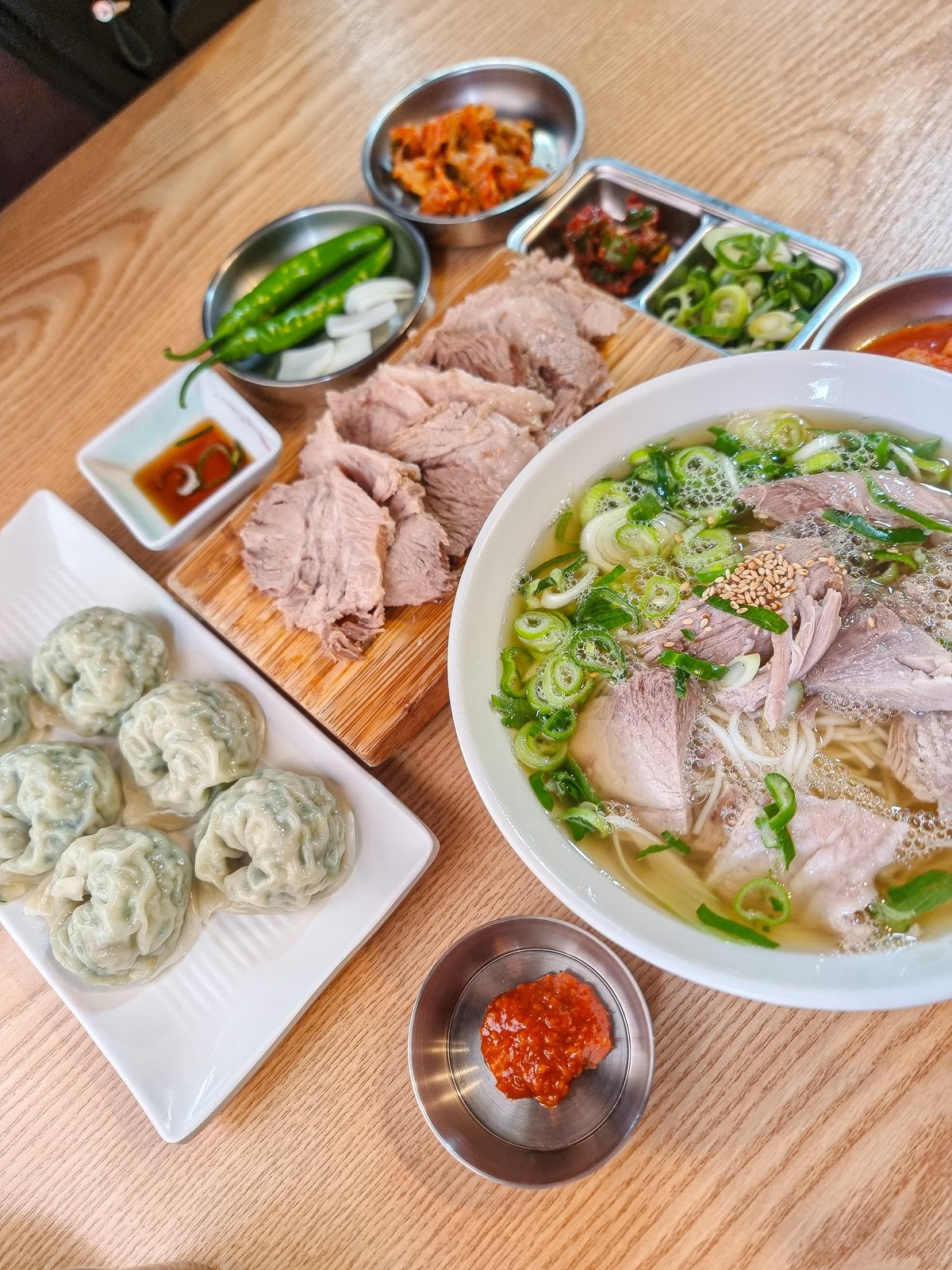 국수와 만두·수육(돔베고기)을 함께 차린 상