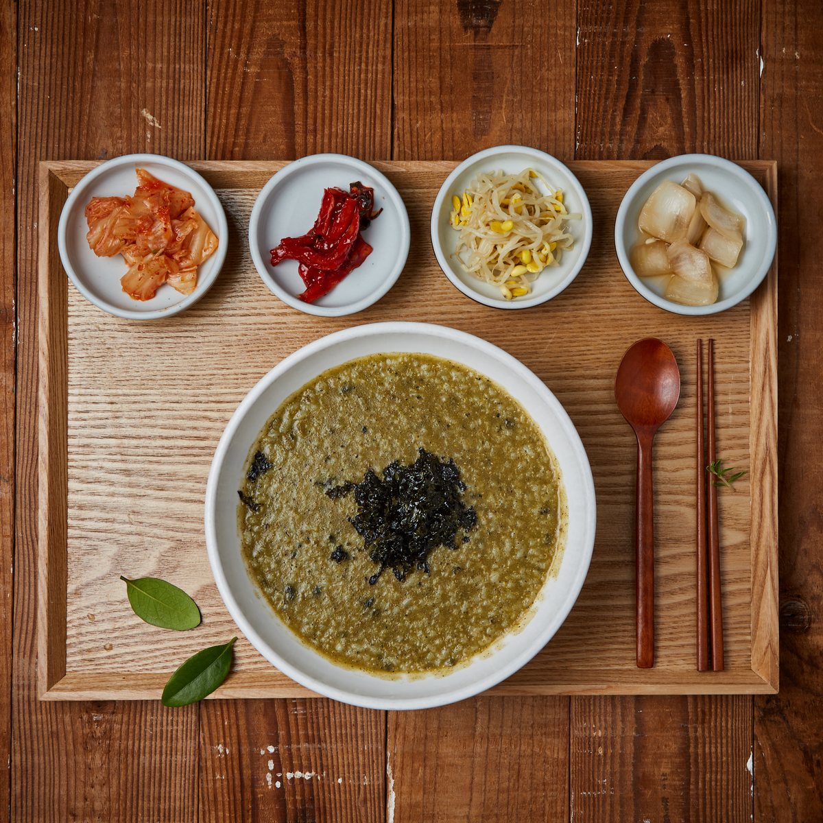 보말죽 — 김가루를 올린 초록빛 보말죽 쟁반