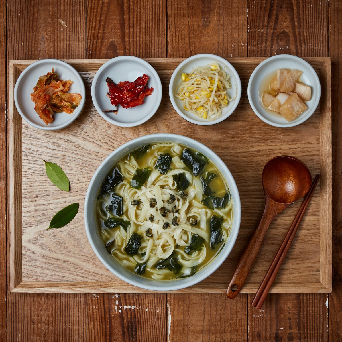보말칼국수 — 미역과 보말을 넣은 칼국수에 밥과 반찬을 함께 차린 쟁반