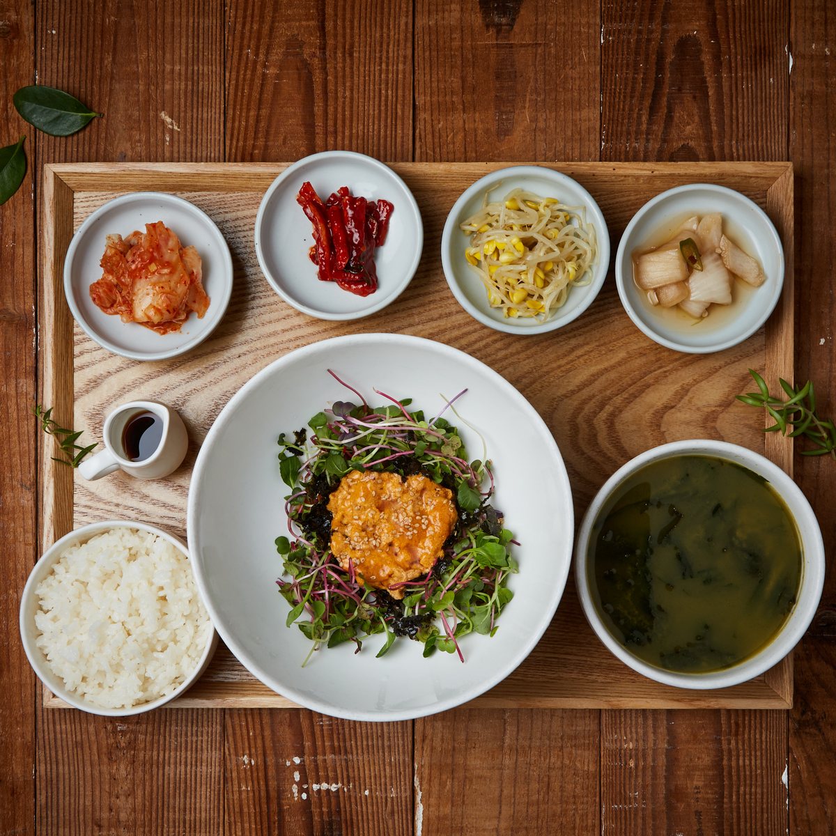 제주성게비빔밥 — 성게알을 올린 비빔밥과 미역국·반찬