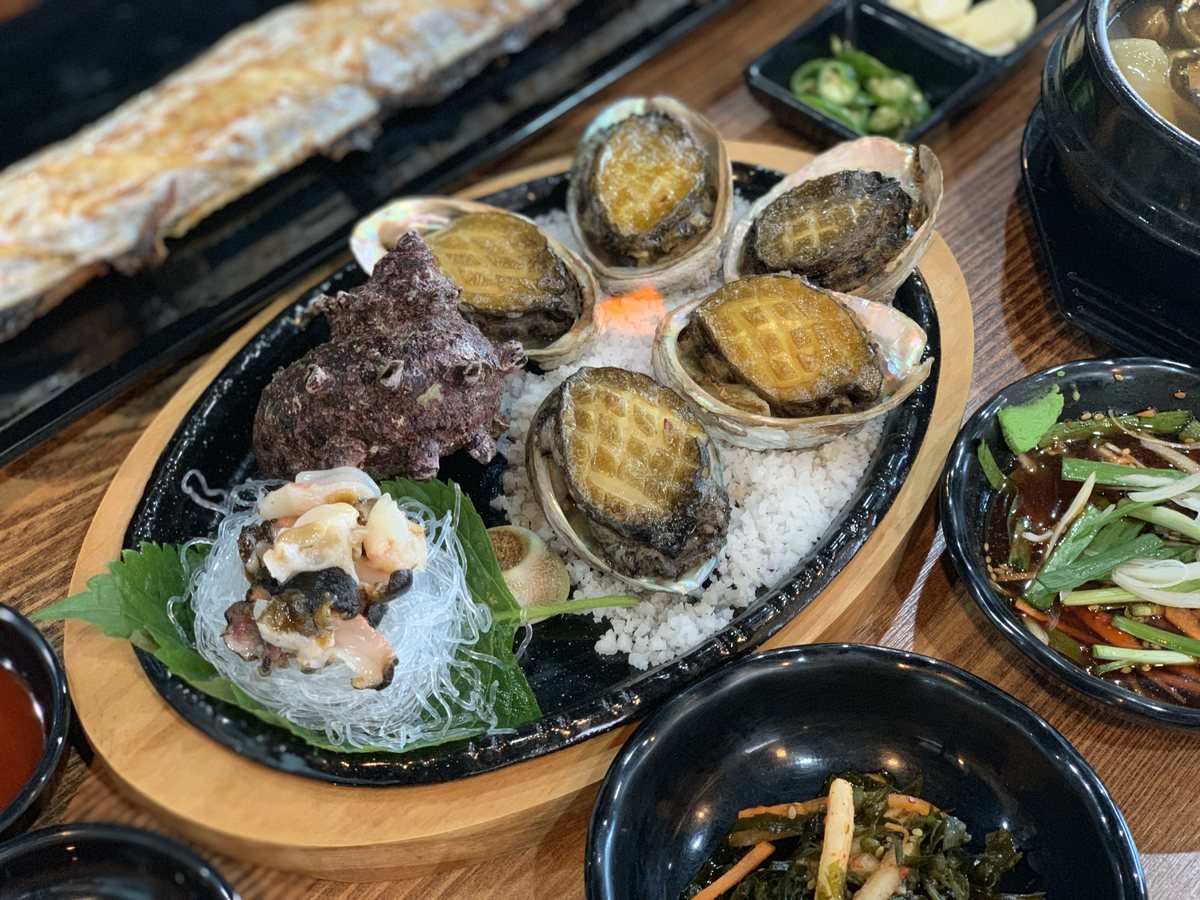 전복구이 — 접시에 담은 구운 전복