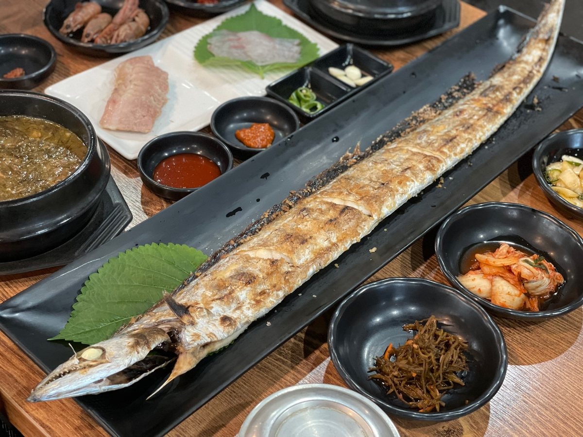 통갈치구이 — 긴 접시에 올린 통갈치구이와 반찬