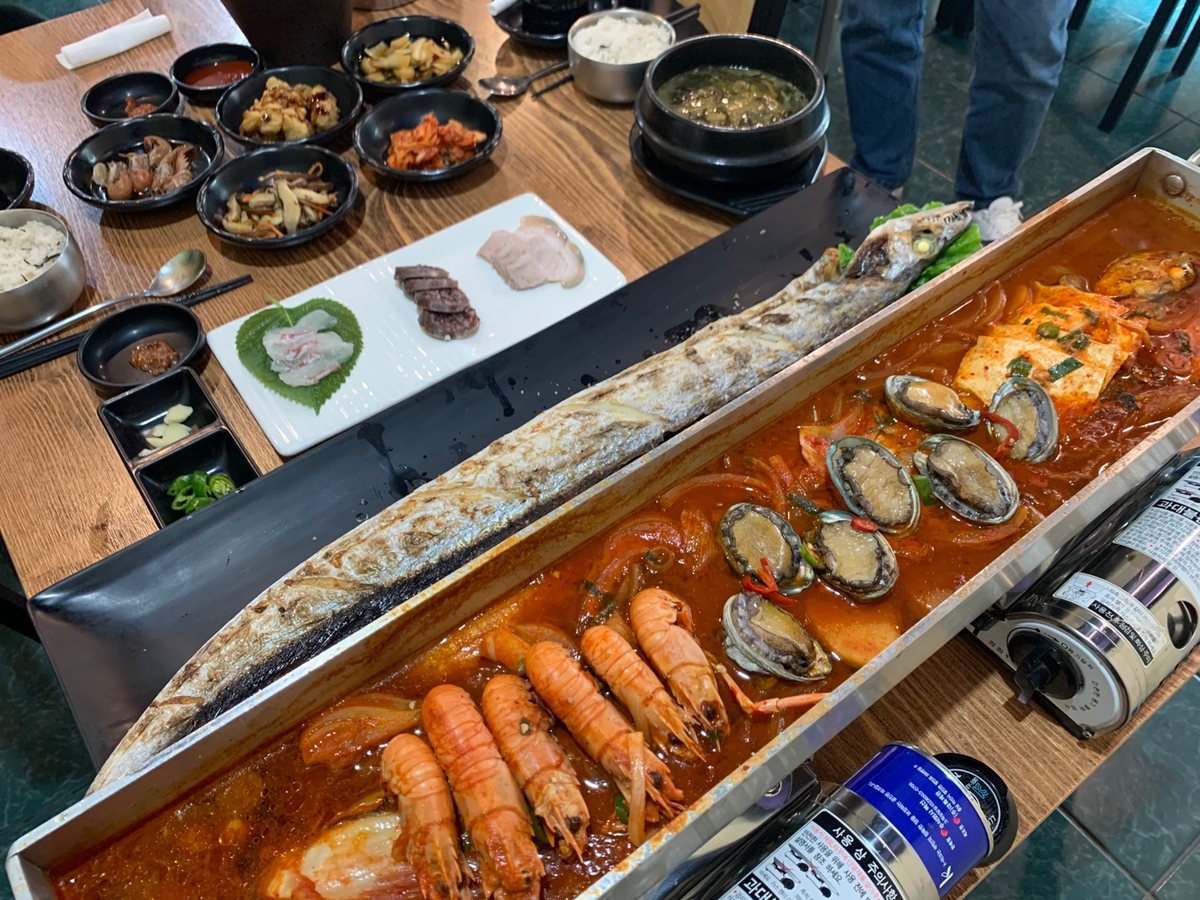 통갈치조림(소) 1마리 — 긴 냄비에 통갈치와 새우·전복을 넣어 조린 모습