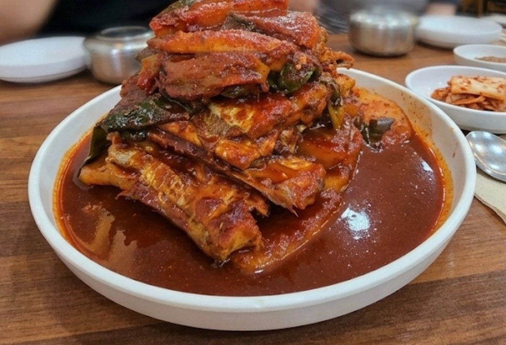 황해식당 — 흰 접시에 수북이 쌓아 낸 양념 갈치조림