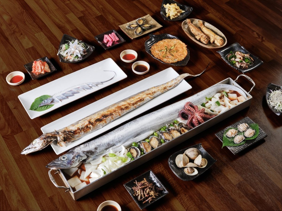 순살갈치조림+통갈치구이세트 — 긴 통갈치구이와 갈치조림·회·반찬을 차린 한 상