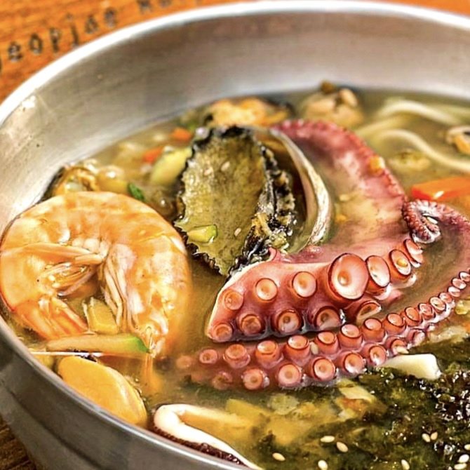 해물칼국수 — 통문어·전복·새우를 올린 칼국수