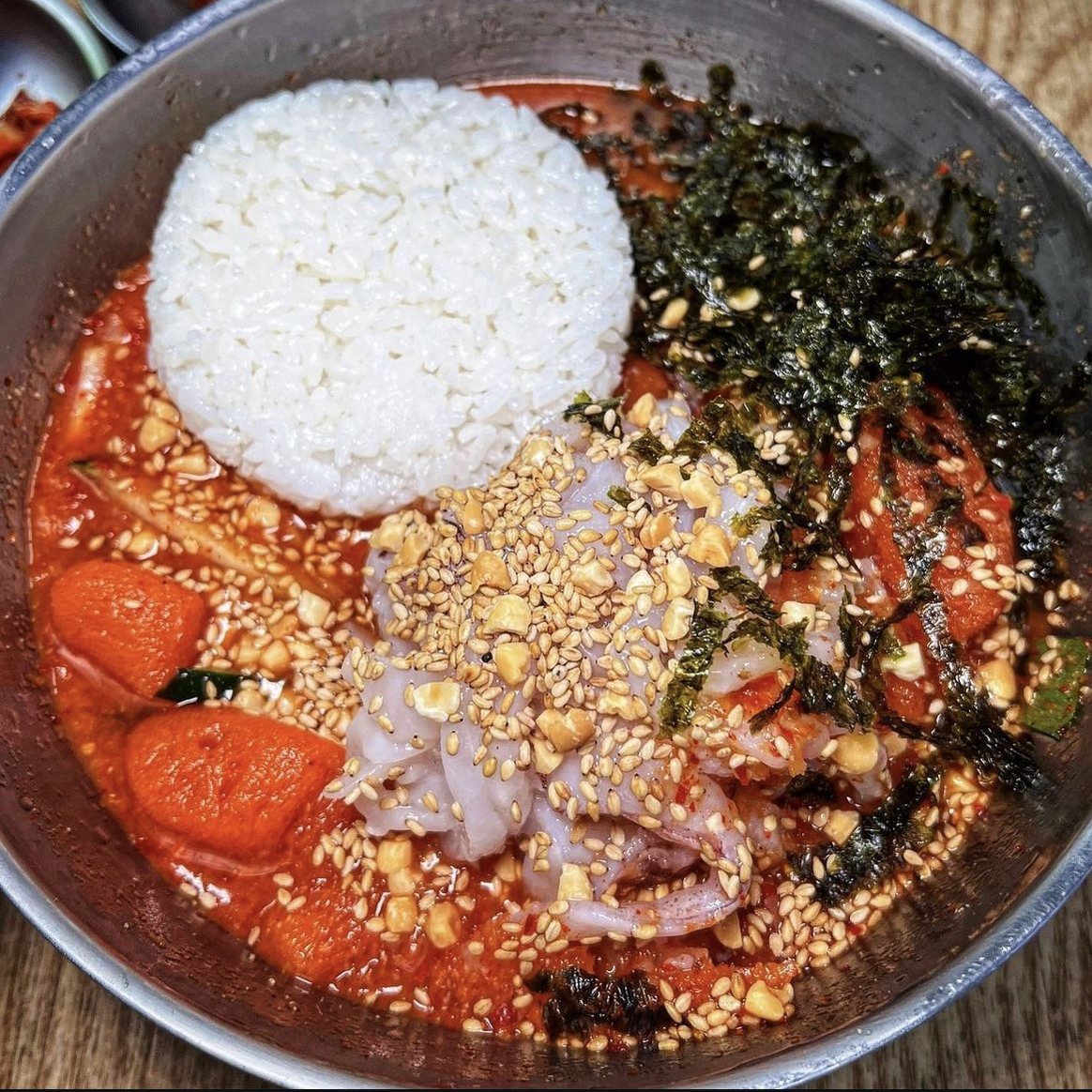 한치물회 — 밥과 김가루·깨를 올린 붉은 한치물회