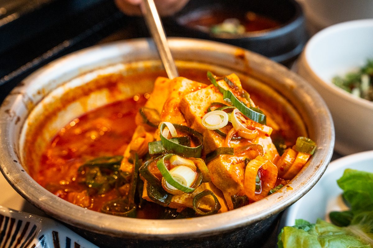 흑돼지김치찌개 — 두부와 대파를 넣고 끓인 김치찌개