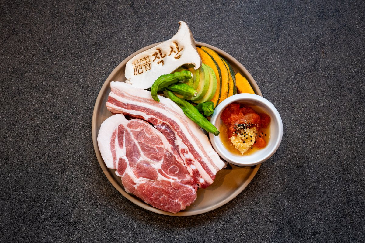 작산 프리미엄 흑돼지세트 — 흑돼지 목살·삼겹살을 고추·멜젓과 함께 담은 접시