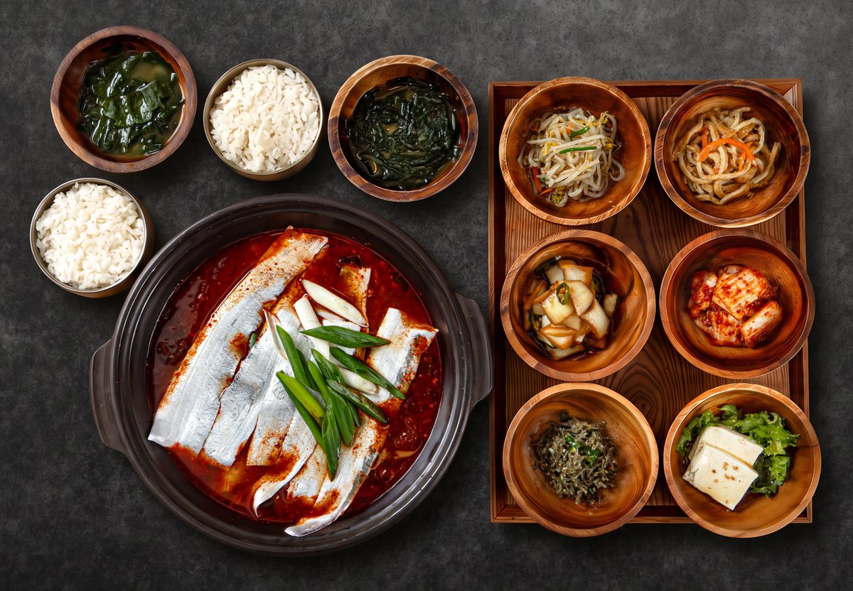 순살갈치조림 (2인) — 갈치조림 냄비와 밥·나물 반찬을 차린 상
