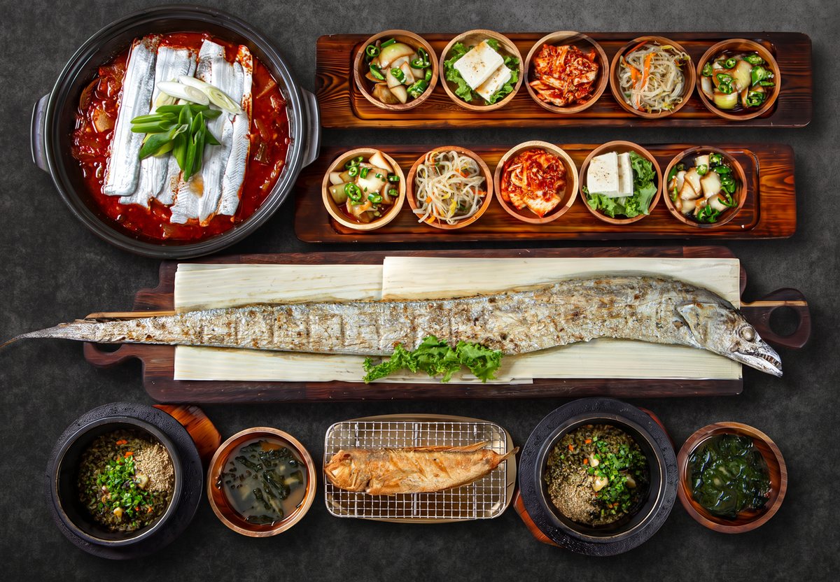 통갈치구이 상차림 (2인) — 긴 통갈치구이와 갈치조림·반찬을 차린 상