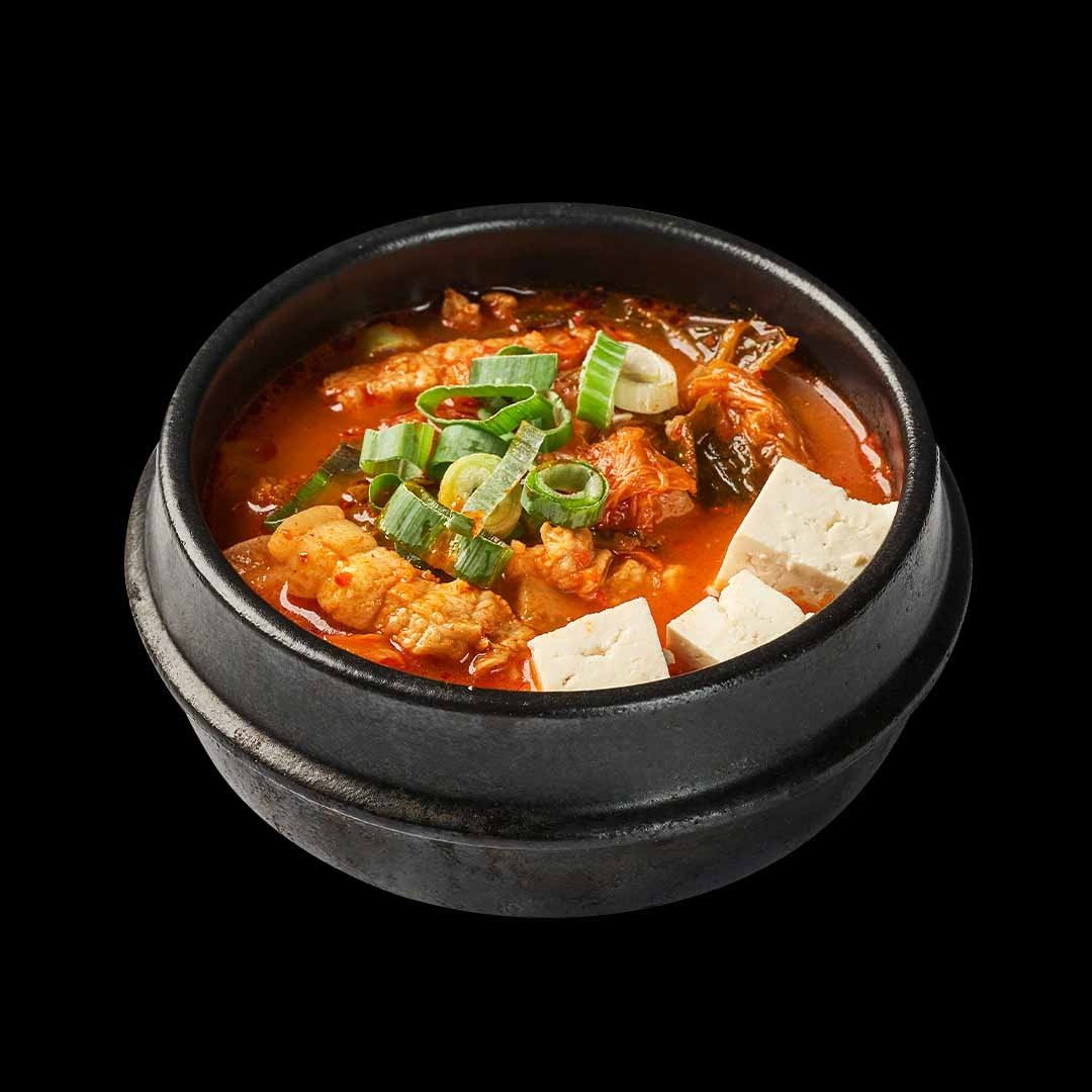 제주 흑돼지 김치찌개 — 두부와 쪽파를 올린 뚝배기 김치찌개