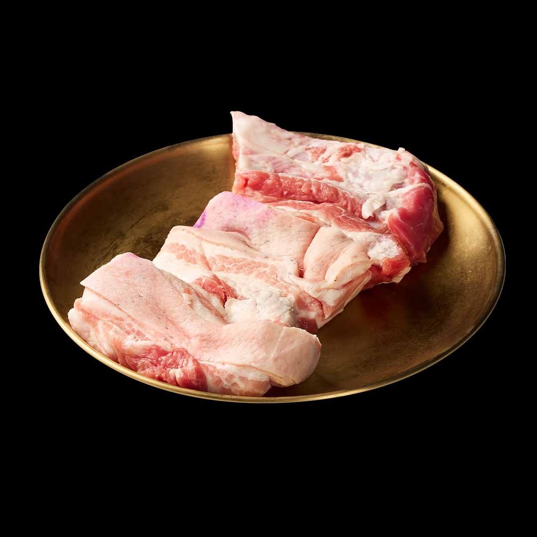미박흑돼지생갈비 — 껍질째 손질한 흑돼지 생갈비