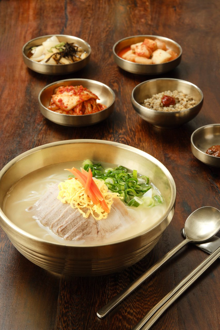 제주도 고기국수 — 놋그릇에 담아 달걀지단·쪽파를 올린 고기국수와 반찬