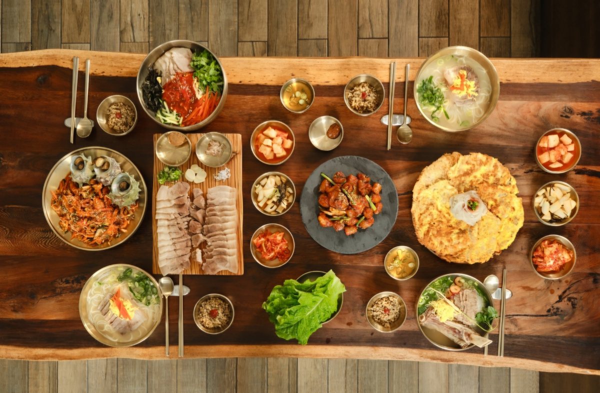 국수·돔베고기·육전 등을 긴 나무 식탁에 차린 한 상