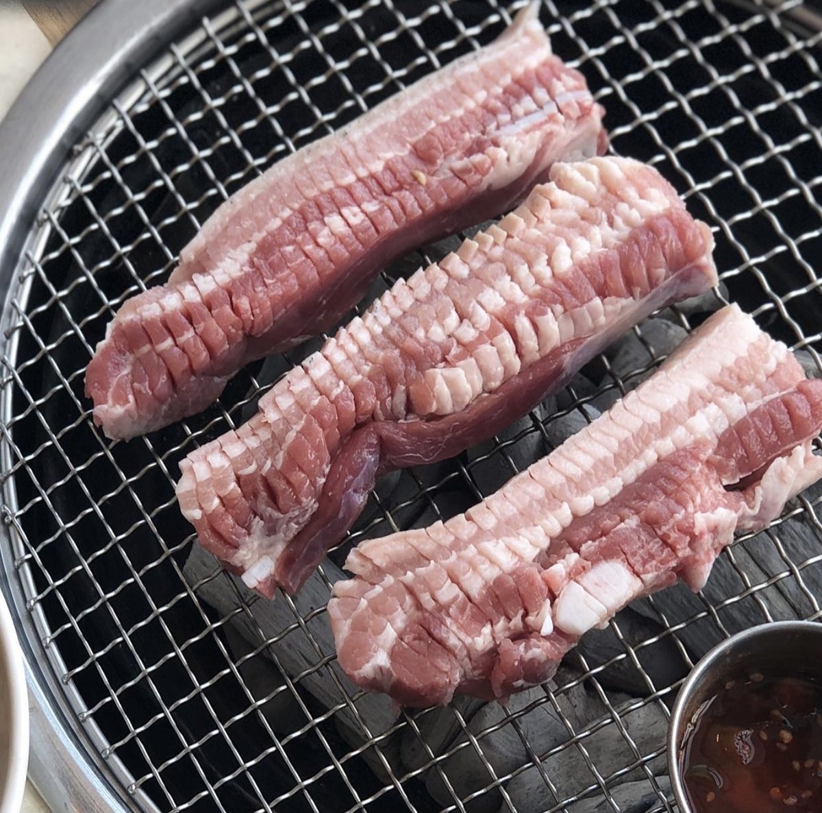 칼집 낸 삼겹살을 석쇠 위에 올린 모습