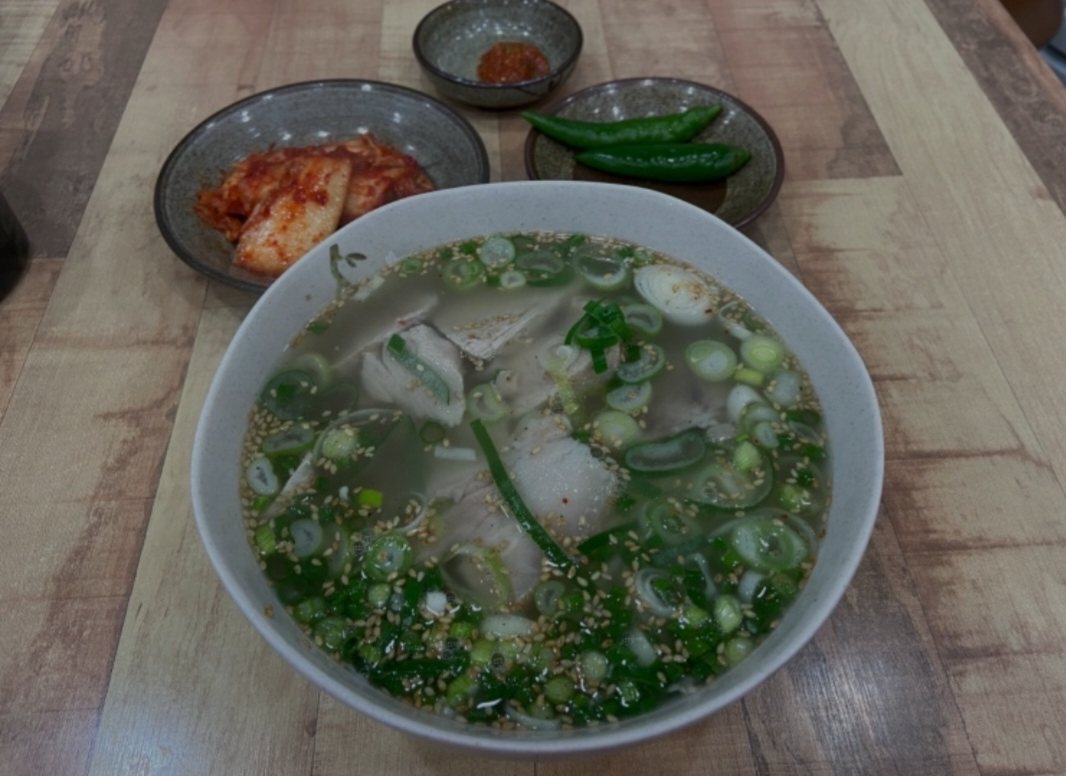 고기국수 — 쪽파를 듬뿍 올린 맑은 국물의 국수와 김치·풋고추