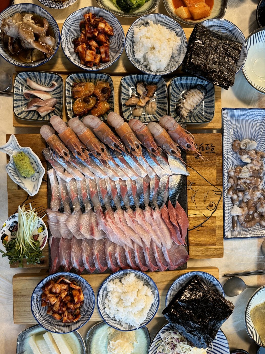 생선회와 딱새우·밥·반찬을 차린 상