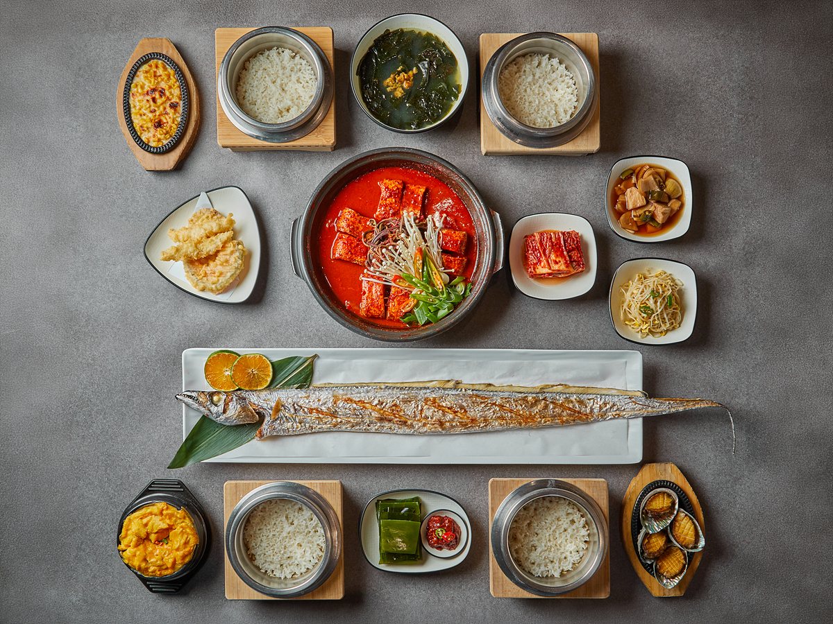 순살갈치조림구이세트(2인) — 통갈치구이와 갈치조림·반찬을 위에서 내려다본 상차림