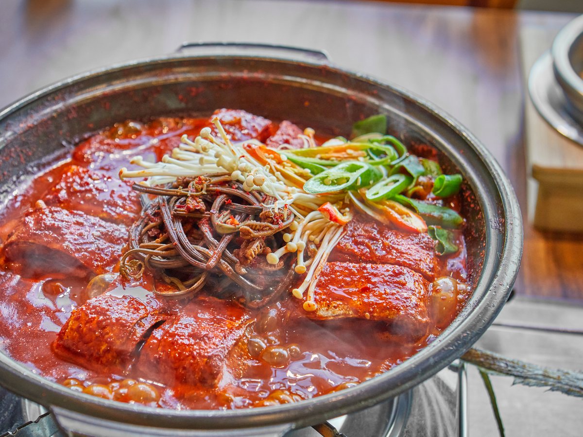 순살갈치조림 — 붉은 양념에 조린 순살갈치 냄비