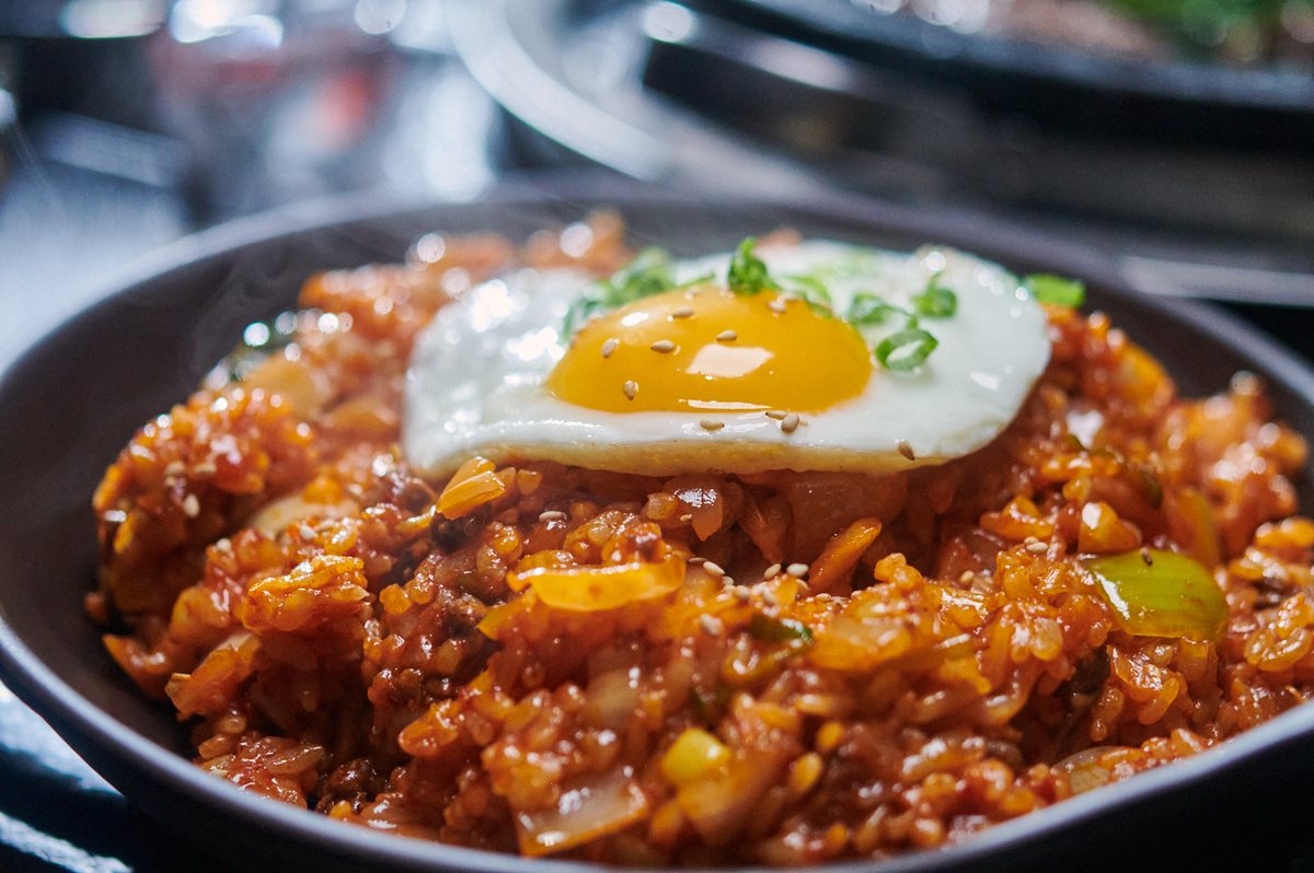 석화한우비빔볶음밥 — 달걀프라이를 올린 볶음밥