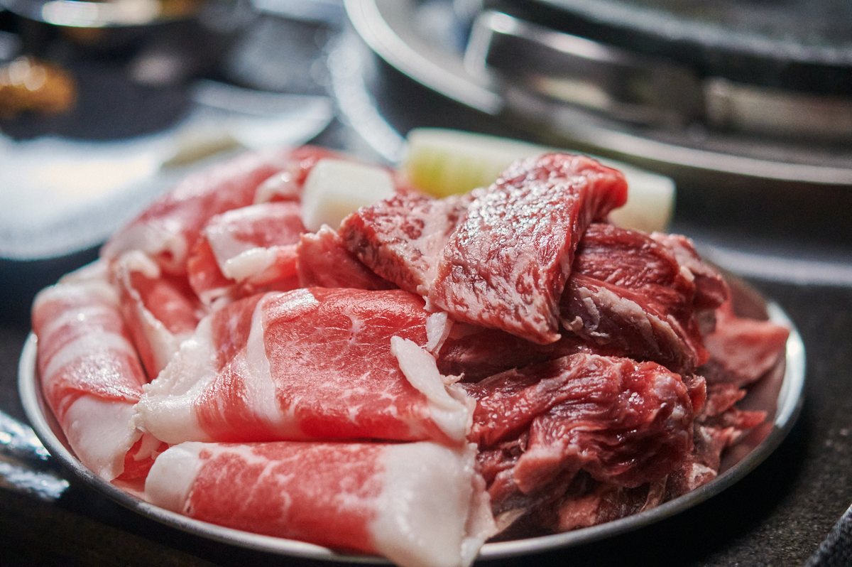 다시마숙성석화한우암소생구이 小450g — 접시에 담은 한우 생고기