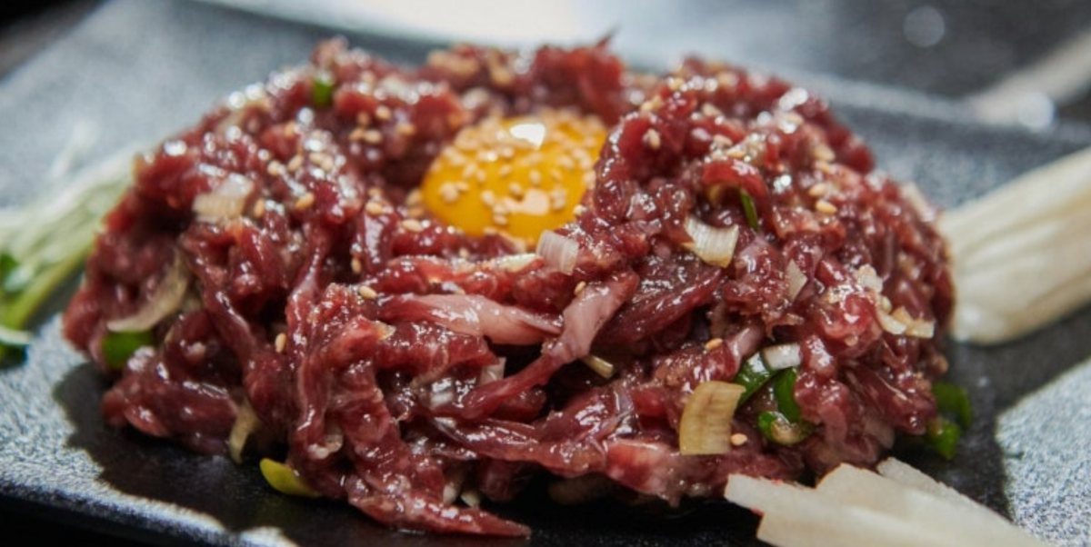 석화한우 마농육회 180g — 노른자를 올린 육회