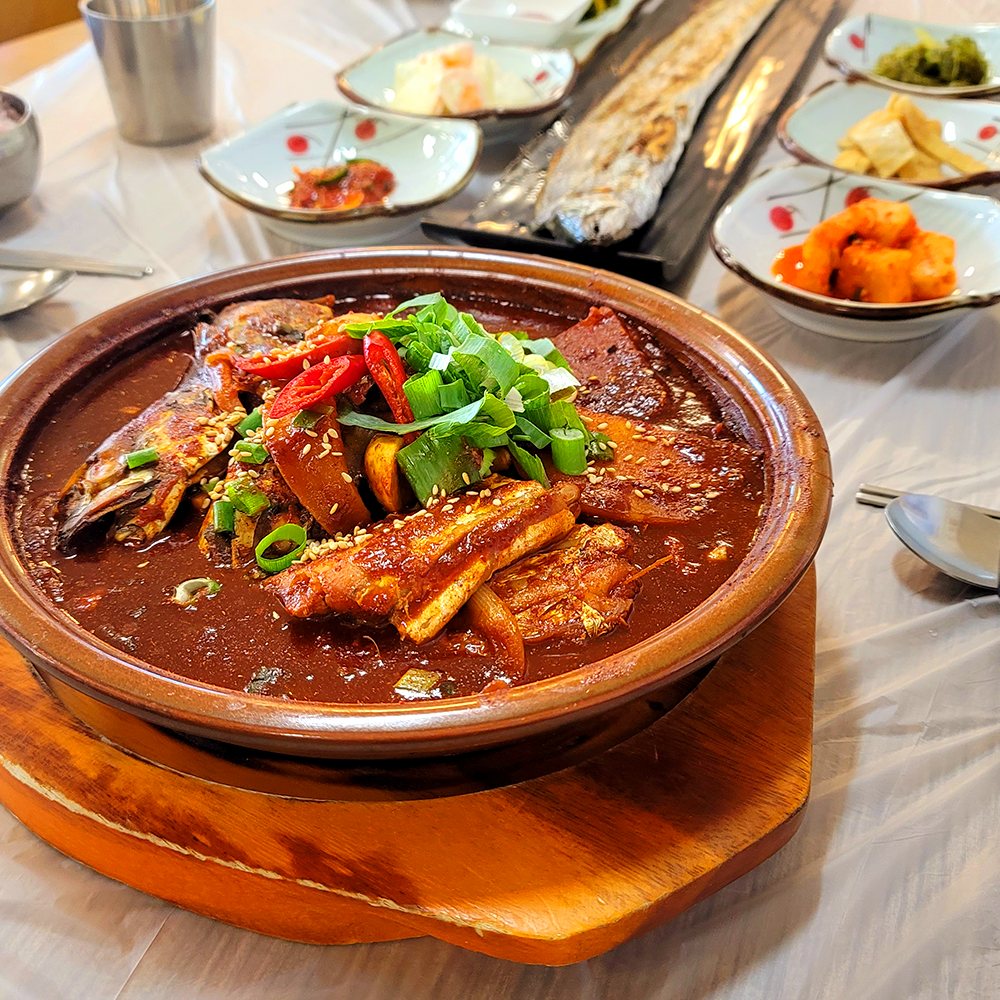 바다풍경조림 — 갈치·고등어와 무를 매콤하게 조린 냄비