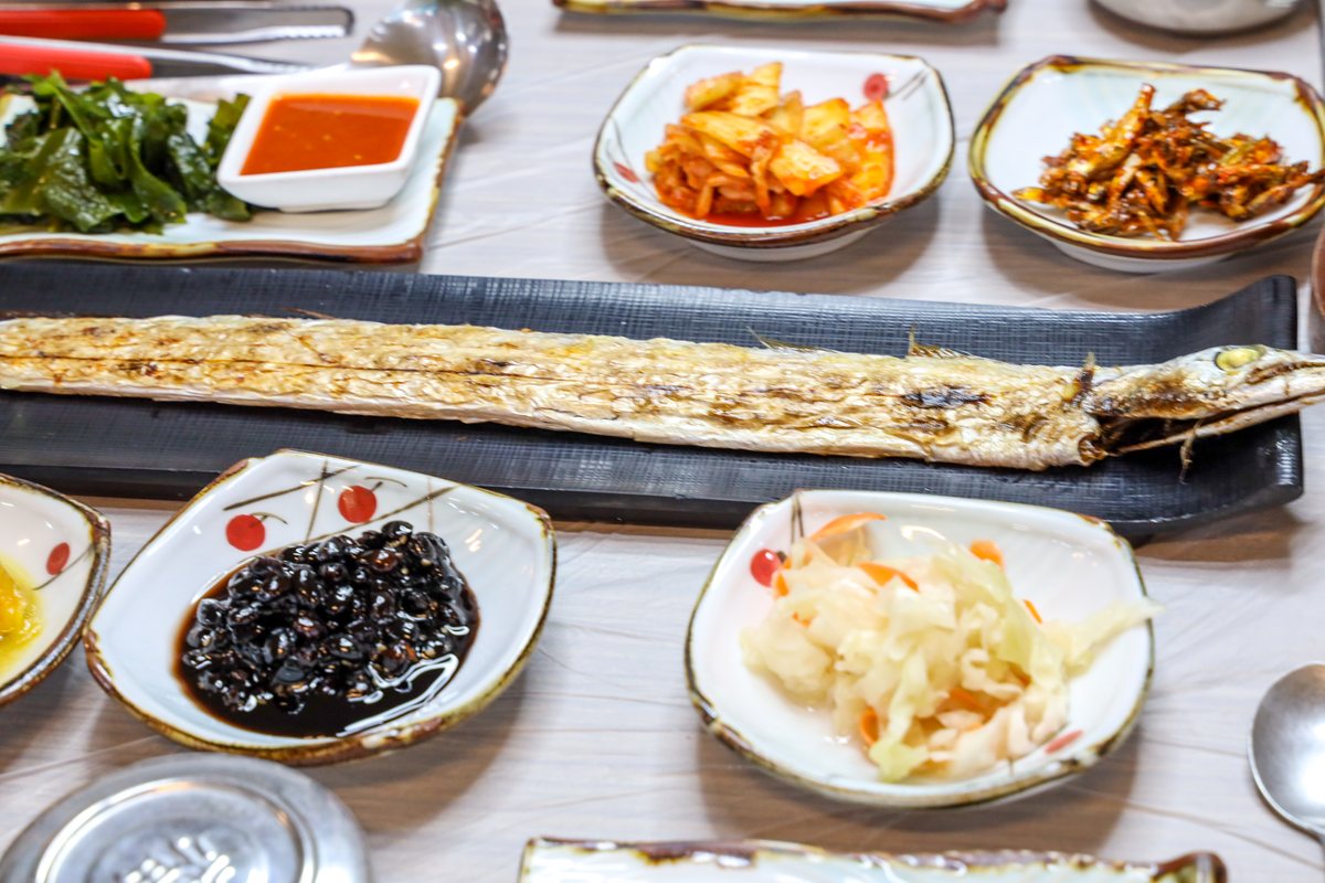 통갈치구이 — 긴 접시에 올린 통갈치구이와 반찬