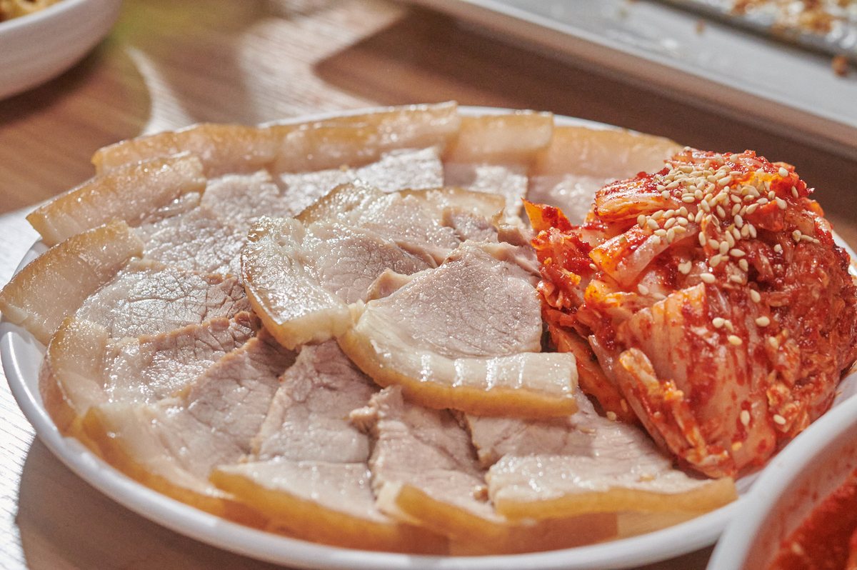겉절이수육 — 썬 돼지고기 수육과 배추 겉절이를 함께 담은 접시