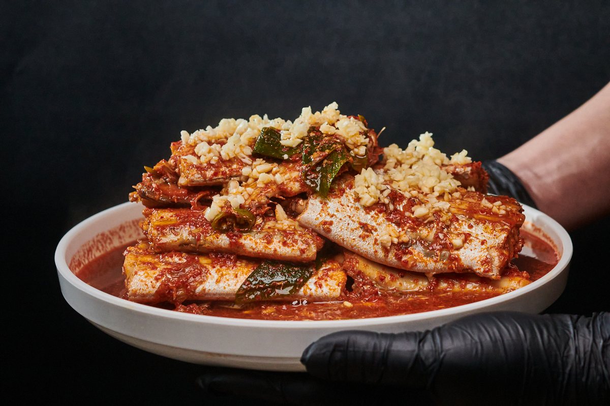제주마농갈치조림 — 다진 마늘을 듬뿍 올린 붉은 갈치조림 접시