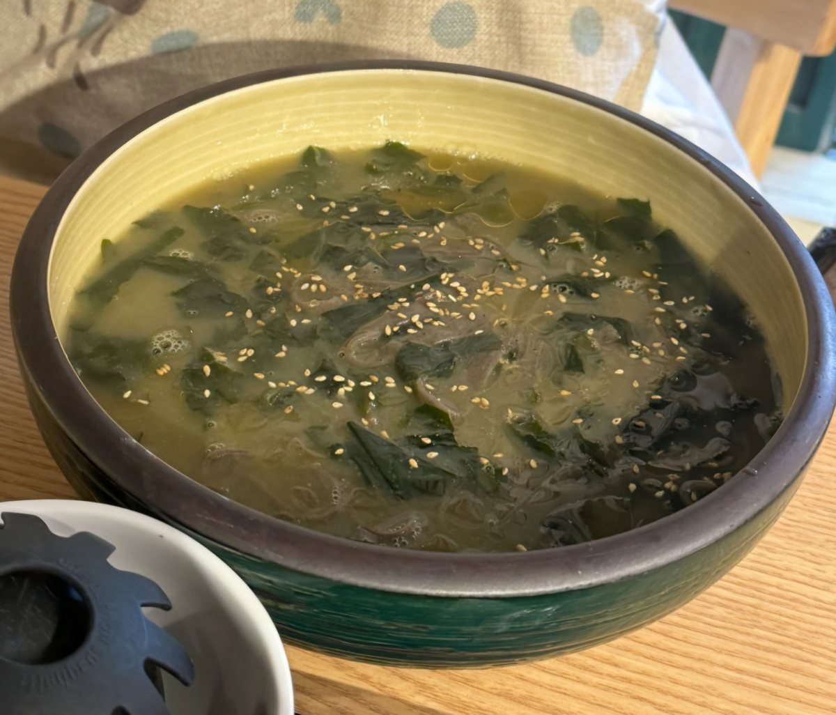 보말칼국수 — 미역과 보말을 넣은 초록빛 칼국수