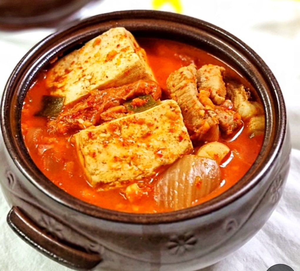 흑돼지김치찌개 — 두부를 넣은 붉은 김치찌개