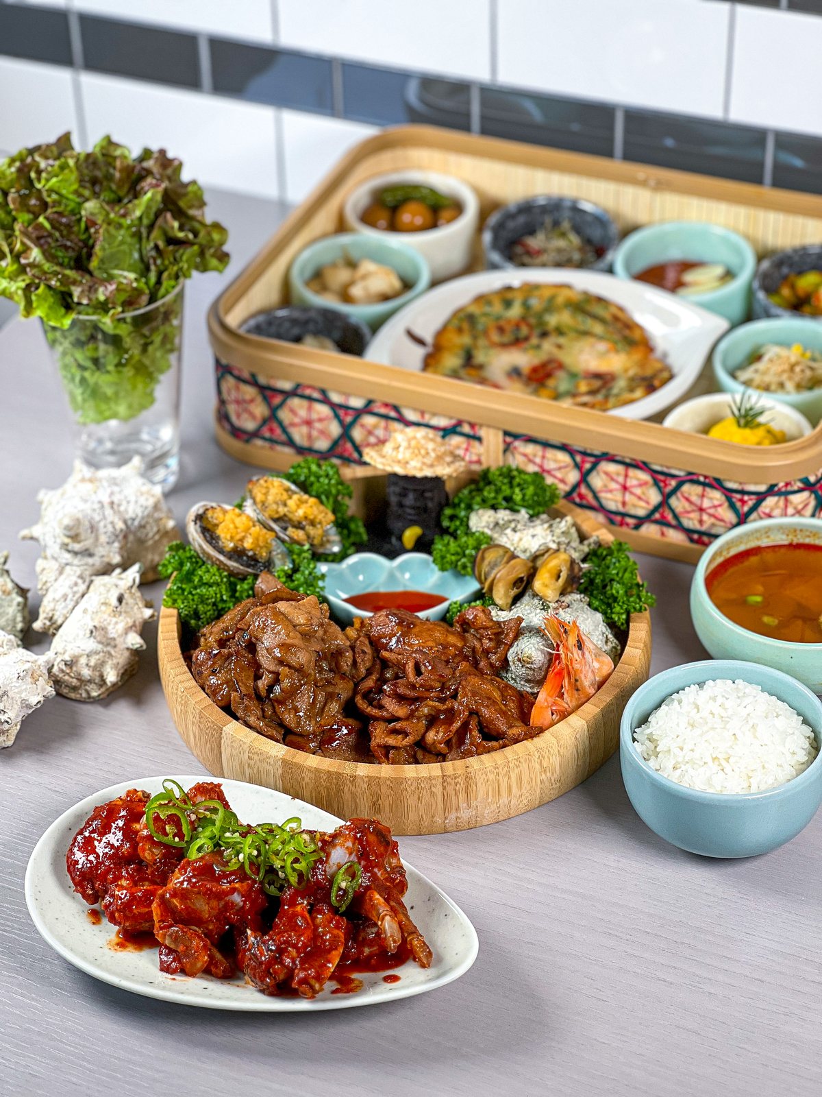 세트 B — 양념갈비·해물과 전·반찬을 대나무 쟁반에 차린 한 상