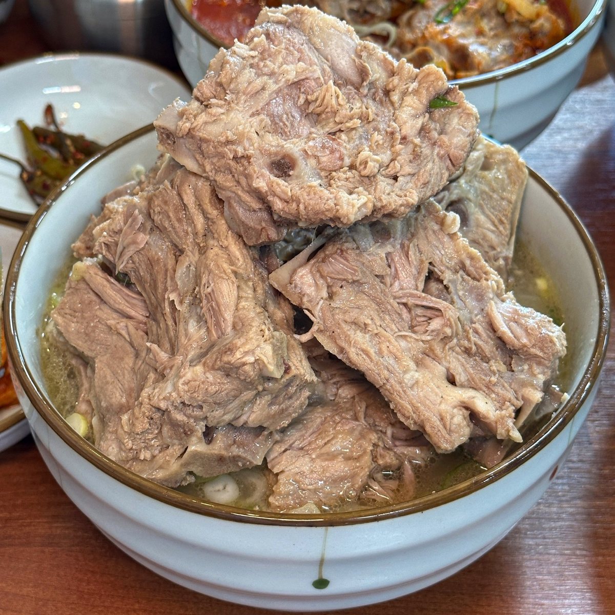 우무 접짝뼈국 — 큼직한 돼지 뼈고기를 담은 국